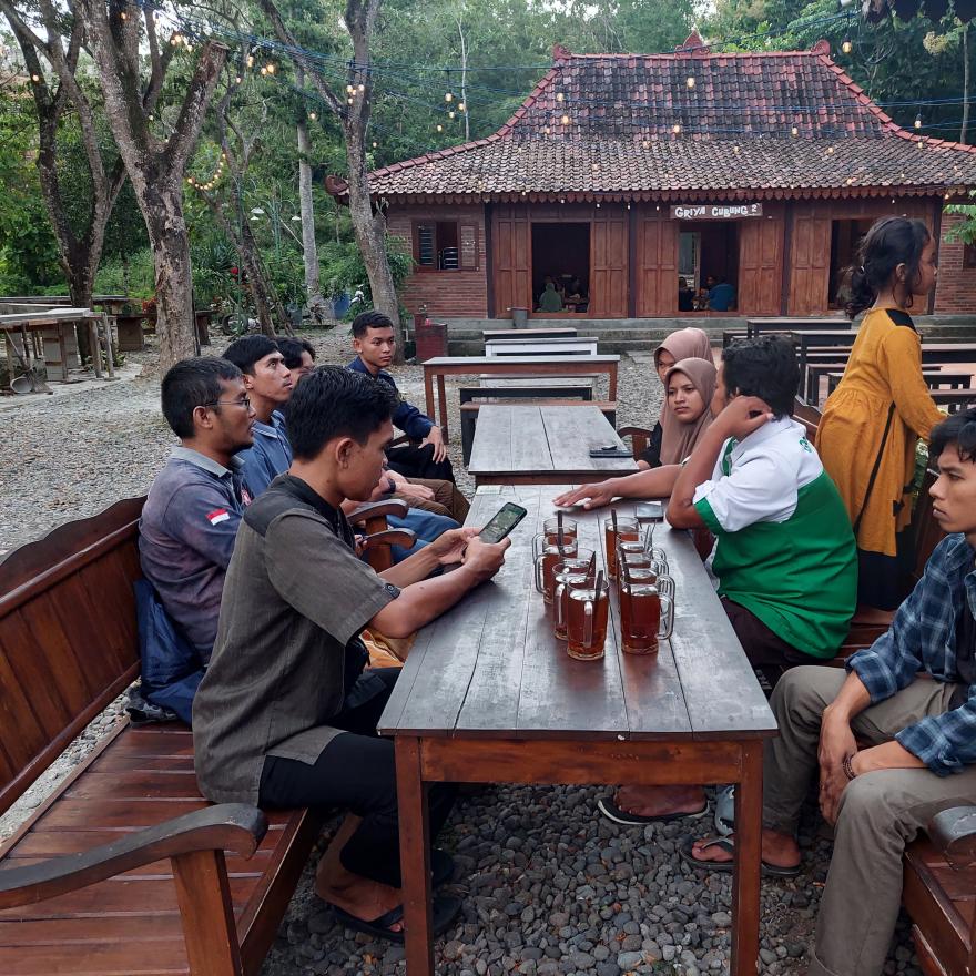 Buka Bersama Karang Taruna Karya Bhakti Kalurahan Nomporejo di Resto Cubung